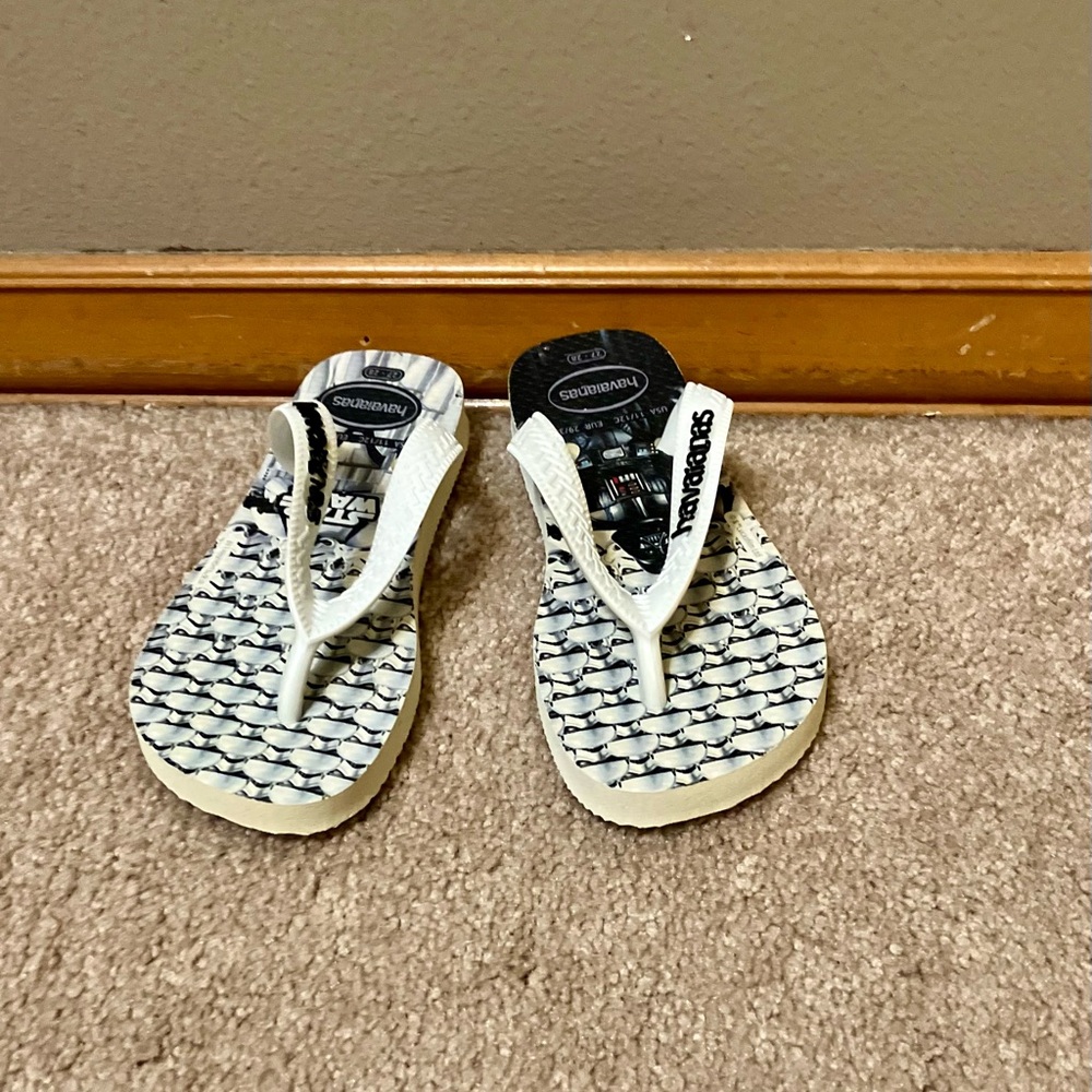 Havaianas Kids Star Wars Flip-Flops, White/Black - Size 11/12 Little Kid (EUC)